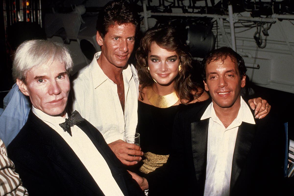Andy Warhol, Calvin Klein, Brooke Shields y Steve Rubell en la discoteca Studio 54 en 1981.