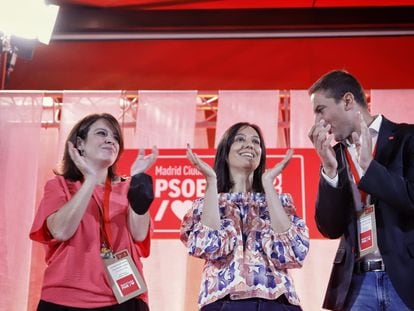La vicesecretaria general del PSOE, Adriana Lastra, la secretaria general en la ciudad de Madrid, Mercedes González, y el líder regional, Juan Lobato, en el cierre del cónclave, este domingo.