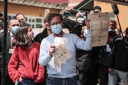 The pre-candidate Gustavo Petro voting this Sunday in Bogotá, accompanied by his teenage daughter, in red. Behind him, his wife, Verónica Alcocer.