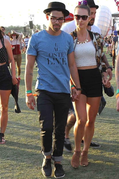 Joe Jonas junto a su chica.
