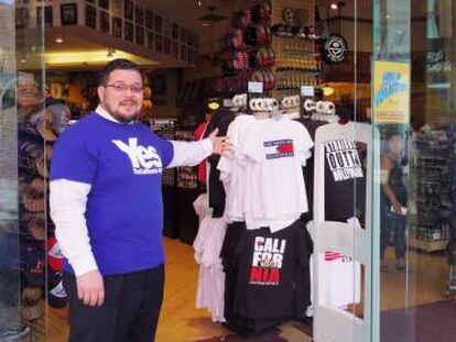 Marcus Ruiz exhibe el merchandising de 'Yes California'.
