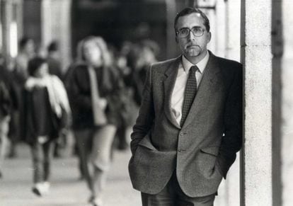 El escritor Luis Mateo Díez, retratado para en entrevista en la plaza Mayor de Madrid con motivo de la publicación de "La fuente de la edad", en el año 1986.