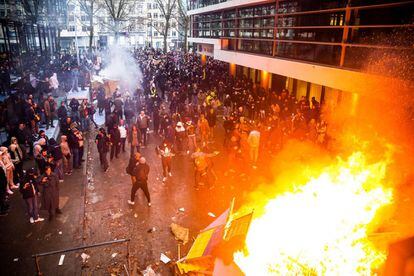 Los manifestantes han encendido una hoguera en una calle de Bruselas, durante las protestas de este domingo.