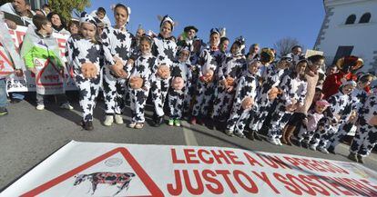 Los ganaderos de Los Pedroches llevaron a sus hijos disfrazados a la protesta de ayer en Alcaracejos (Córdoba) por los bajos precios.