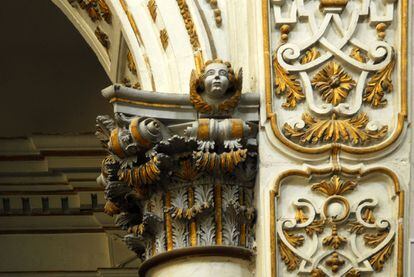 Capitel barroco decorado con querub&iacute;n y hojas de acanto de la Chiesa del Purgatorio en Ragusa-Ibla. 