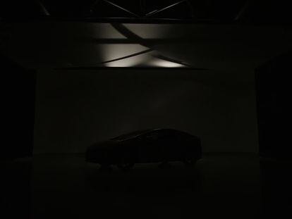 Un coche que se carga con placas solares en el techo: la apuesta de Toyota con su nuevo Prius