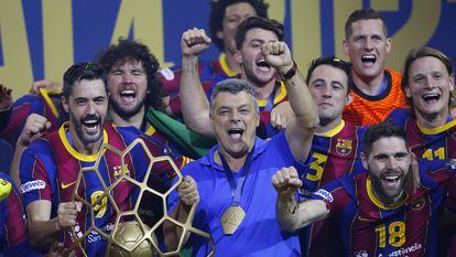 Entrerríos y Xavi Pascual, con el trofeo de la Champions, lo celebran junto al resto de la plantilla del Barça.