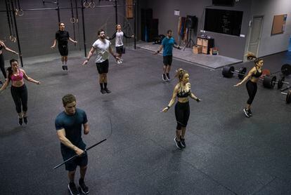 Un groupe de personnes s'entraîne dans un gymnase à Eibar (Gipuzkoa).