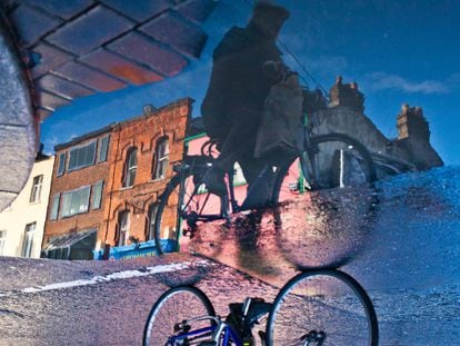 Un ciclista en una calle de Dublín (Irlanda).
