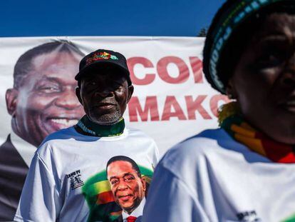 Una pareja pasa por delante de un cartel de Emmerson Mnangwga, tras las últimas elecciones en Zimbabwe.