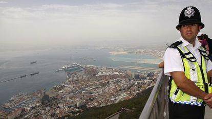 Polic&iacute;a brit&aacute;nico con la bah&iacute;a de Algeciras de fondo