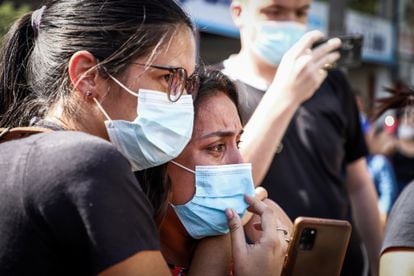 Seguidores de Cristina Aranda acompañan acompañan el cortejo fúnebre al Cementerio Los Jardines, en Asunción, Paraguay. 
