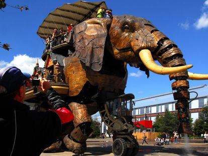 El elefante autómata, una de las atracciones de L'Île des Machines, en Nantes (Francia), un parque temático inspirado en el mundo del autor de 'Veinte mil leguas de viaje submarino'.