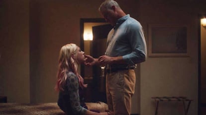 Eric Dane (conocido por 'Anatomía de Grey') con Hunter Schafer. Es una de las tramas controvertidas de la serie.