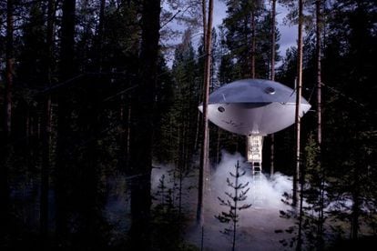 Si opta por alojarse en un ovni, el Treehotel, situado en Harads, en la Laponia sueca, cuenta con 10 bungalows tematizados suspendidos entre árboles.