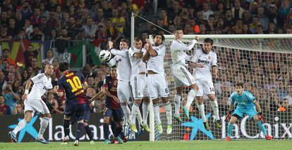 Messi supera la barrera en un lanzamiento de falta.