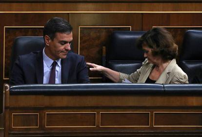 Pedro Sánchez y Carmen Calvo, en el Congreso.