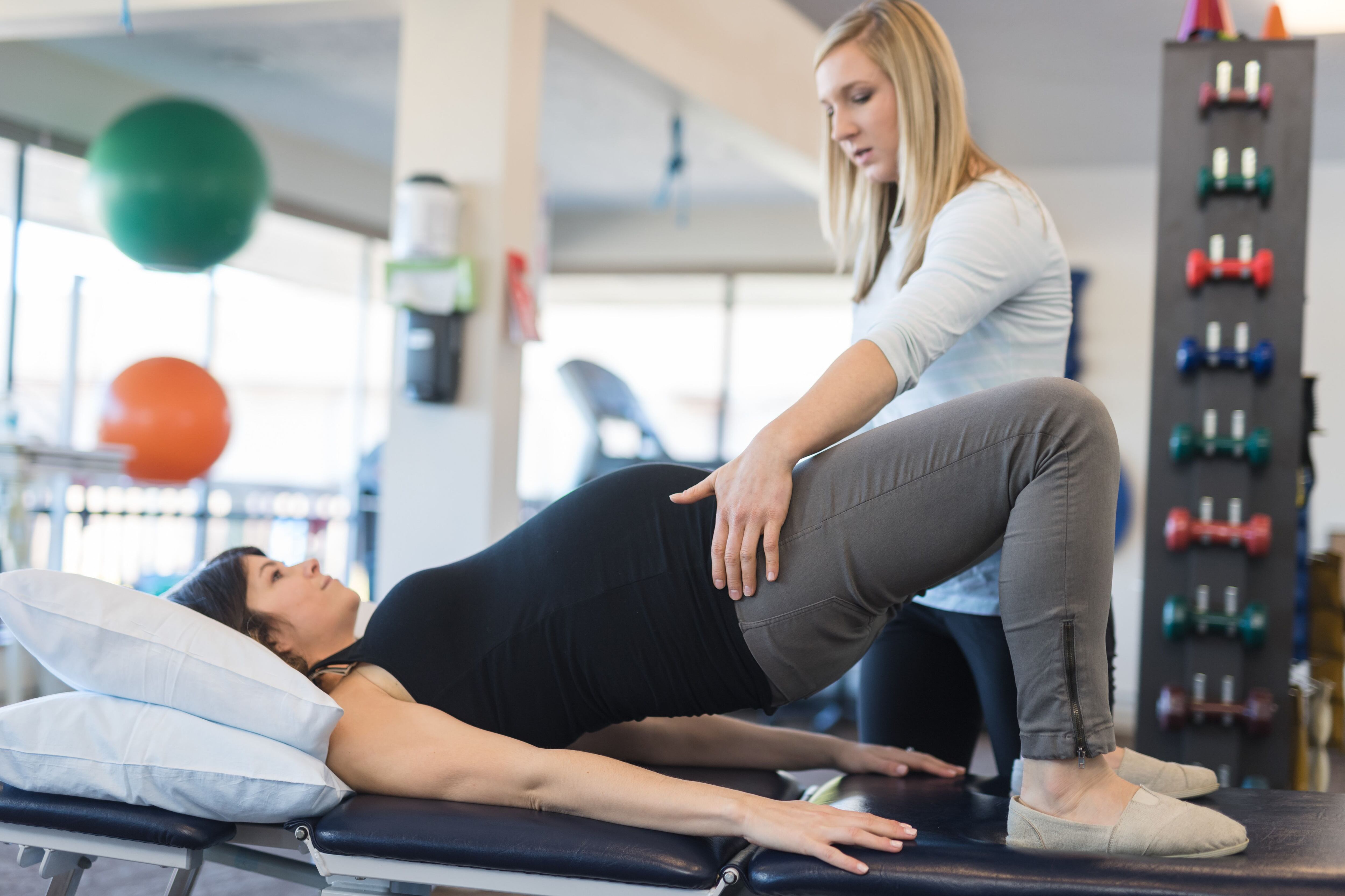 Una mujer embarazada sigue un tratamiento por parte de una terapeuta. Los especialistas recomiendan tener una correcta postura corporal, tener orgasmos, practicar la gimnasia hipopresiva o los ejercicios de Kegel. 