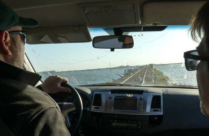 Productores ingresan poror las vías del tren, único acceso seco a su estancia en el extremo sur de Córdoba.