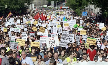 Miles de personas salen a la calle en 50 ciudades españolas convocadas a través de las redes sociales por la plataforma ciudadana Democracia Real Ya! Estamos a mitad de la campaña de las elecciones municipales y autonómicas (en 13 de las 17 comunidades, toda España menos Andalucía, Cataluña, Galicia y País Vasco) del domingo 22 de mayo. En Madrid, esa mañana, los candidatos de las elecciones autonómicas y municipales desfilan por la Pradera de San Isidro. Por la tarde, unas 20.000 personas participan en la manifestación que parte de Cibeles y llega a la Puerta del Sol, donde tiene lugar la lectura de un manifiesto. “Unos nos consideramos más progresistas, otros más conservadores. Unos creyentes, otros no. Unos tenemos ideologías bien definidas, otros nos consideramos apolíticos. Pero todos estamos preocupados e indignados por el panorama político, económico y social que vemos a nuestro alrededor. Por la corrupción de los políticos, empresarios, banqueros...”.