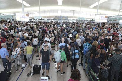 Cues als controls de seguretat de l'aeroport del Prat aquest agost.