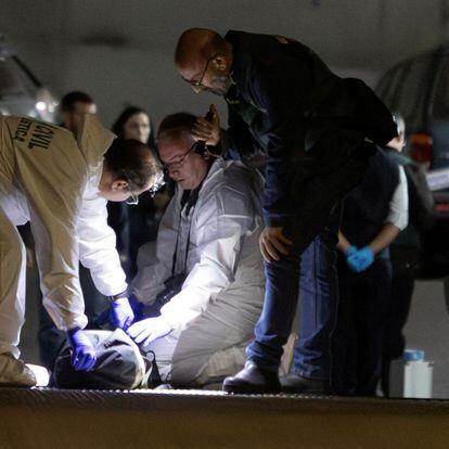 Especialistas de la Guardia Civil trabajan en el garaje donde fue hallado el cadáver de Maxim Kuzmínov, el pasado día 13 de una urbanización de La Vila Joiosa, en Alicante.