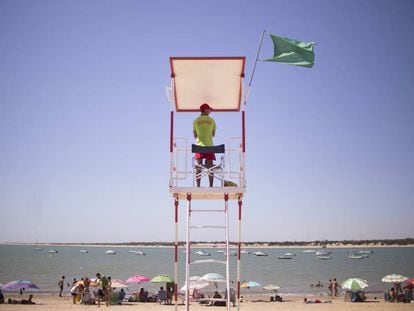 Un socorrista vigila una platja de la localitat de Sanlúcar de Barrameda, Cadis.