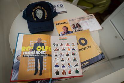 En la sede de campaña del candidato presidencial Rodolfo Hernández, se vende publicidad política a los simpatizantes que la compran para repartir en las calles y apoyar al candidato, Bucaramanga.