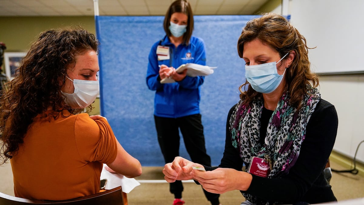 FDA: Estados Unidos aprueba la vacuna de Pfizer y BioNTech contra el  coronavirus | Sociedad | EL PAÍS