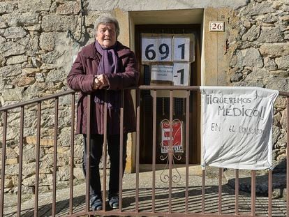 Pruden Garrote, vecina de Monumenta (Zamora), el sábado delante del consultorio del pueblo, que lleva 691 días cerrado.