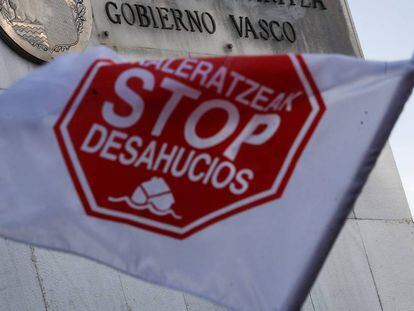 Miembros de la plataforma Stop Desahucios Euskadi, durante una concentración. 