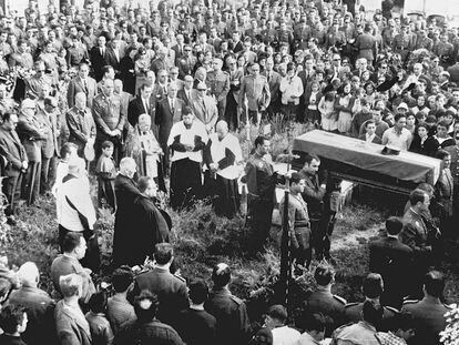 El entierro en Malpica (A Coruña) del guardia civil José Antonio Pardines, asesinado en junio de 1968.