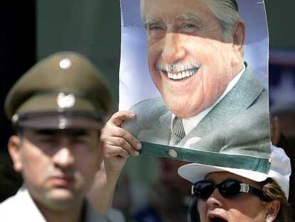 Una simpatizante de Pinochet, frente al hospital donde está internado.