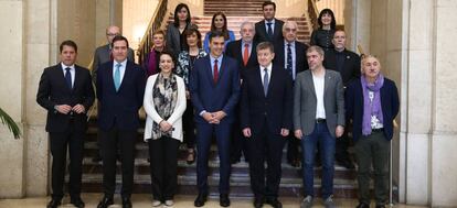 En la primera fila, la ministra de Trabajo, Magdalena Valerio (tercera por la izquierda); el presidente del Gobierno, Pedro Sánchez (4i); el director general de la Organización Internacional del Trabajo, Guy Ryder (5i), el secretario general de CC.OO , Unai Sordo (6i); y el secretario general de UGT, Pepe Álvarez (7i), durante la inauguración de la II Conferencia Nacional Tripartita 'El futuro del trabajo que queremos', en Madrid.