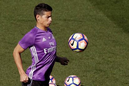 James Rodríguez, durante un entrenamiento del Madrid.
