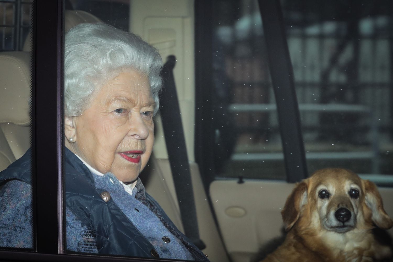 Isabel II sale del palacio de Buckingham en dirección a Windsor, el jueves 19 de marzo.