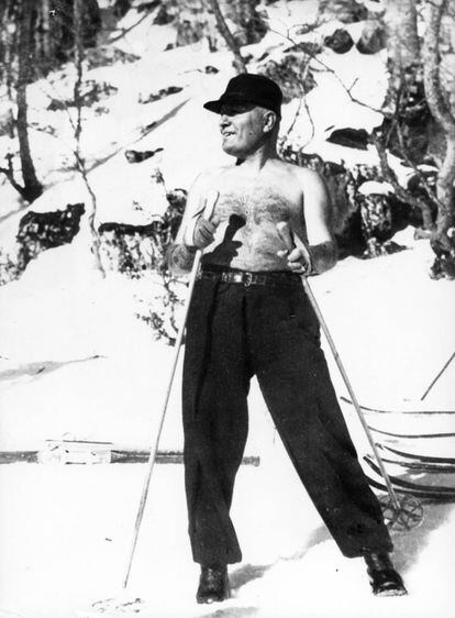 Benito Mussolini, en la nieve.