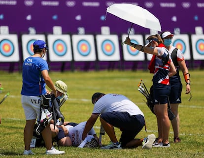 Svetlana Gomboeva es atendida durante la prueba de tiro tras sufrir un desmayo por un golpe de calor.