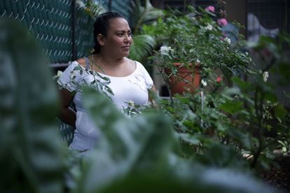 Alba Lorena posa en Casa de Todas, sede del colectivo feminista en El Salvador. Allí se siente segura. Hace tres años que salió de la cárcel. La condenaron por homicidio agravado tras sufrir un aborto espontáneo.