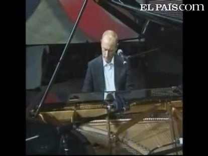 Este viernes en San Petersburgo, el primer ministro ruso Vladimir Putín ha demostrado sus dotes como showman, cantando y tocando el piano en una gala benéfica. El evento tenía como objetivo recaudar dinero para niños con cáncer y enfermedades oculares.