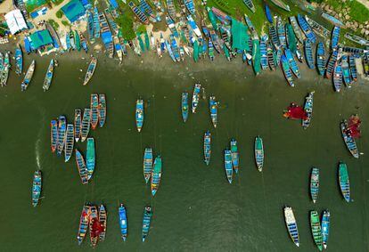 Botes de pescadores atracados en la localidad de Chellanam, próxima a Kochi.