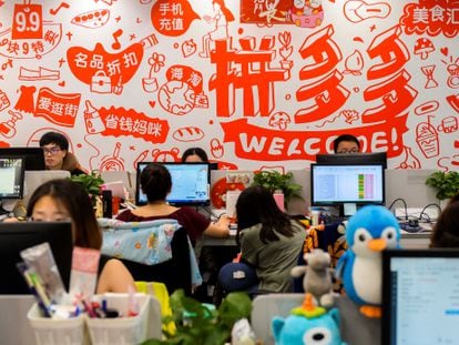 People are seen at their desks at the headquarters of Chinese online group discounter Pinduoduo in Shanghai, China July 25, 2018. Picture taken July 25, 2018.Stringer ATTENTION EDITORS - THIS IMAGE WAS PROVIDED BY A THIRD PARTY. CHINA OUT.,Image: 480313629, License: Rights-managed, Restrictions: CHINA OUT. NO COMMERCIAL OR EDITORIAL SALES IN CHINA THIS IMAGE HAS BEEN SUPPLIED BY A THIRD PARTY. IT IS DISTRIBUTED, EXACTLY AS RECEIVED BY REUTERS, AS A SERVICE TO CLIENTS., Model Release: no, Credit line: CHINA STRINGER NETWORK / Reuters / ContactoPhoto