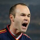 Andrés Iniesta celebra el segundo gol del partido junto a David Villa.