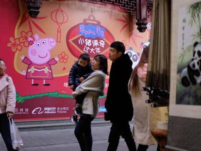 Imagen de Peppa Pig en una calle china. En vídeo, el trailer chino de la película de Peppa Pig.