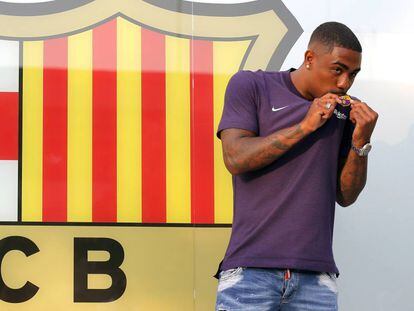 Malcom besa el escudo del Barcelona en su presentación.