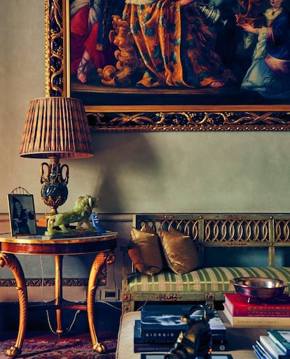 Antigüedades, recuerdos y libros de moda en la sala de invitados.