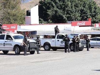 Elementos de la Policía de Guerrero y la Guardia Nacional, durante el operativo en Coyuca de Catalán.