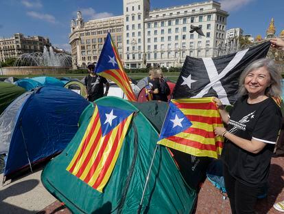 La presidenta de la ANC, Dolors Feliu, durante la acampada de la entidad en la plaça de Cataluña, en Barcelona, en octubre pasado. / Quique García (EFE)