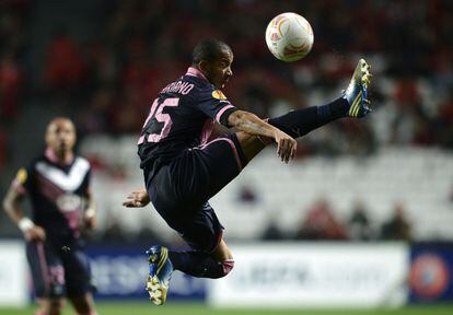 Ferreira Filho Mariano del Burdeos trata de controlar la pelota.