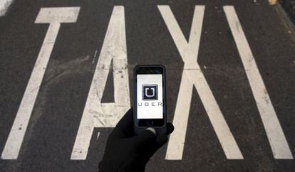 Pantalla de un teléfono móvil con el logotipo de Uber.